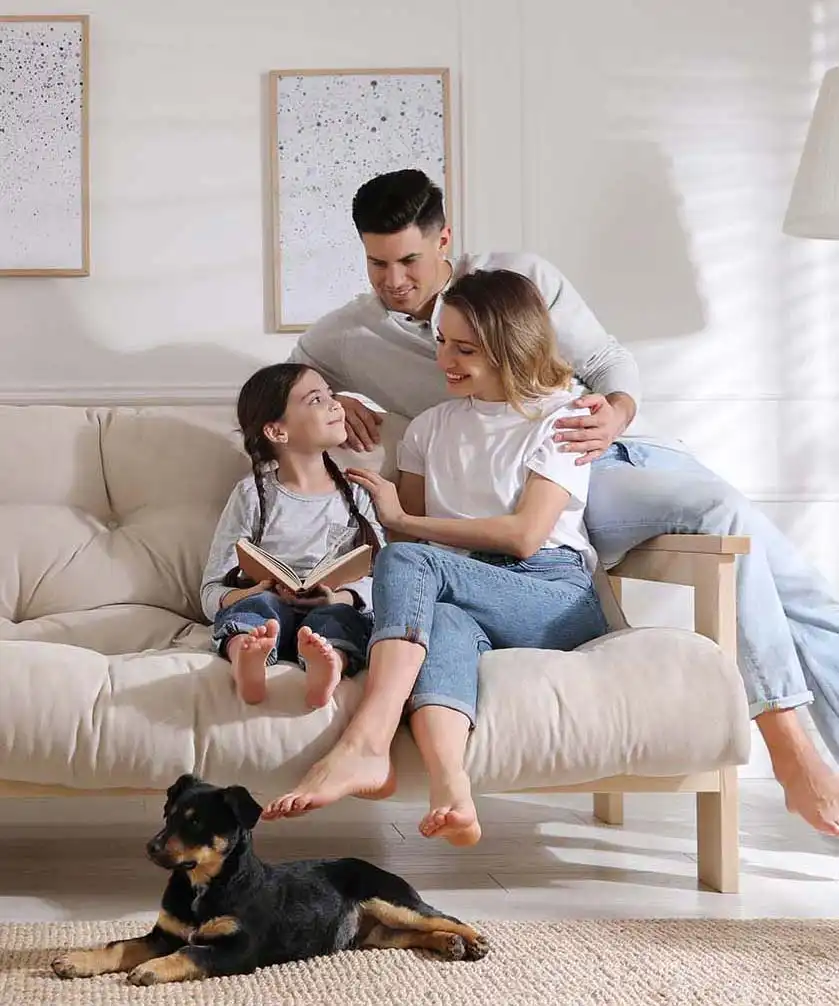 Familie auf dem Sofa